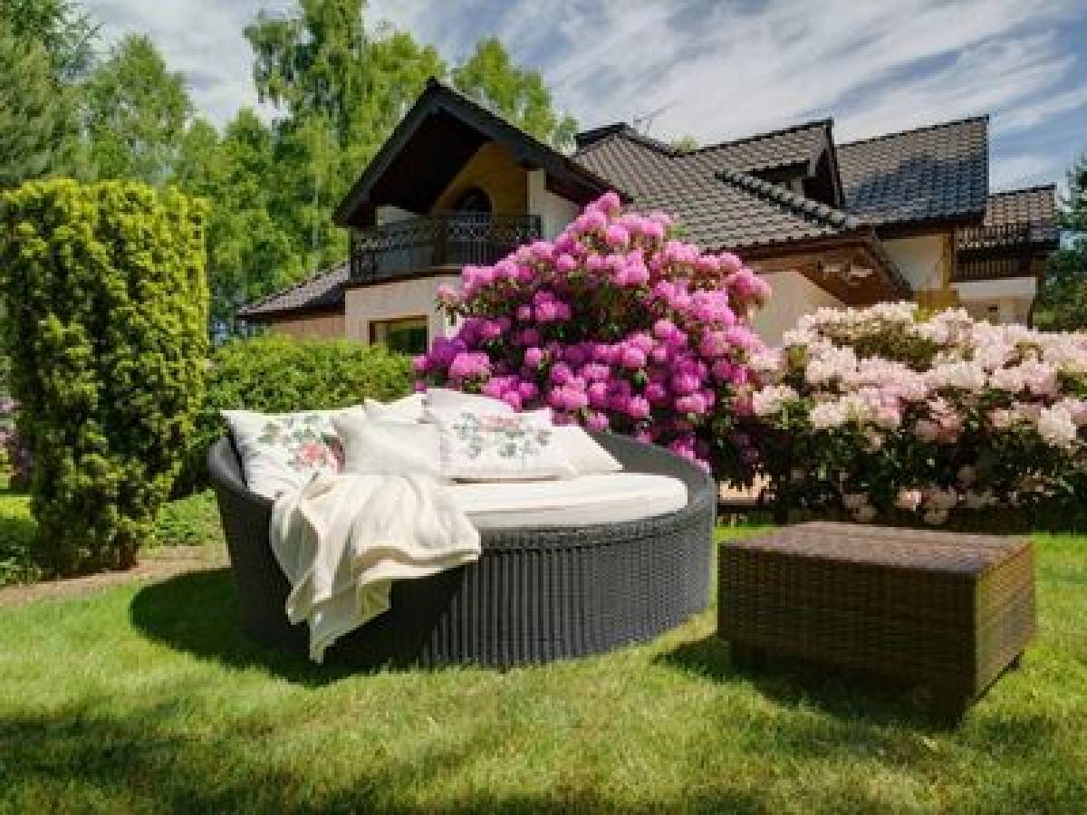 Sofy ogrodowe - stylowe meble na świeżym powietrzu
